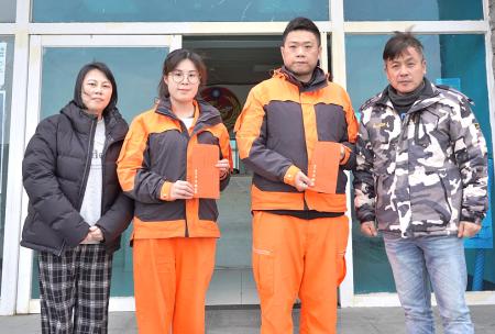 東引鄉長林德建代表縣長王忠銘致贈春節加菜金，慰勉駐守東引國軍官兵與海岸巡弟兄。（圖：東引鄉公所）