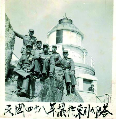 東引反共救國軍先賢賈永鑑，未能重回東引的遺憾，由其子女代為完成，並轉送具有歷史價值的照片與文件。（文：陳其敏）