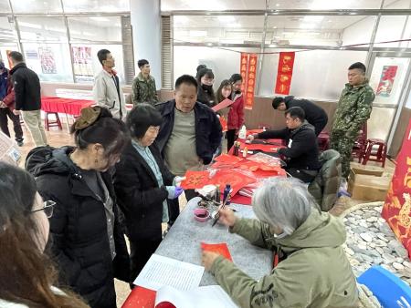 莒光鄉115年新春揮毫贈春聯活動，邀請書法專家陳紫開、龔宇豐現場揮毫，免費贈送春聯。（圖／文：宋幸儒）