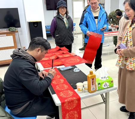 馬年新春揮毫贈春聯活動下午在東莒老人活動中心舉行，龔宇豐現場揮毫，春聯客製隨寫即送。（圖／文：蔡夢玲）