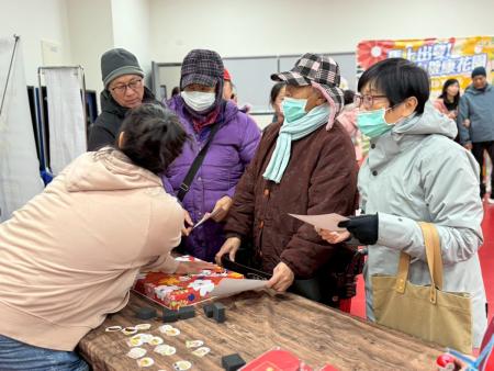 營養師節闖關活動　趣味互動中學健康知識。（圖：王致潔、衛生局）