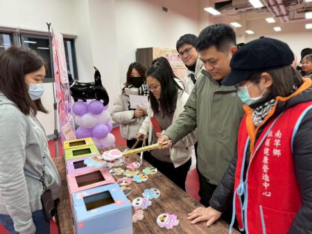 營養師節闖關活動　趣味互動中學健康知識。（圖：王致潔、衛生局）