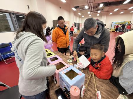 衛生局「營養師節闖關活動」透過寓教於樂的闖關設計，協助鄉親建立正確健康觀念，並引導大家在春節來臨前養成良好飲食習慣。（圖／文：王致潔）