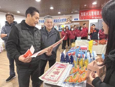 「假日年貨市集」昨、今兩日於馬祖城鄉特色產業園區熱鬧登場，縣長王忠銘等人到場開幕，盼藉市集活絡園區空間。（圖／文：王致潔）