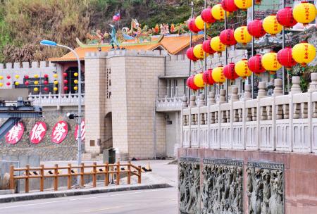 東引白馬尊王、天后宮與南澳聚落燈籠陸續完成佈置，營造熱鬧溫馨的新春氛圍。（圖／文：陳其敏）