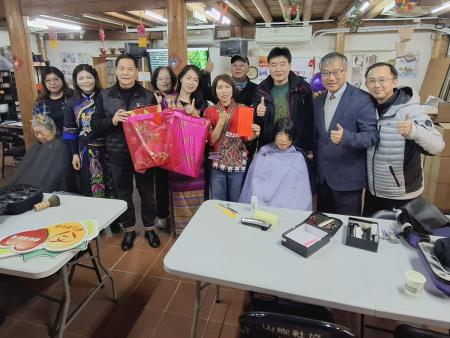「寒冬送暖義剪活動」昨日於山隴社協與牛角村老人活動中心登場，縣長王忠銘到場致贈加菜金及感謝禮品，肯定美髮師們以行動傳遞溫暖。（圖：縣府）