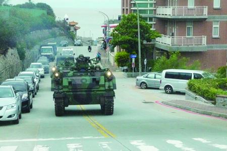 官兵執行戰備偵巡任務。