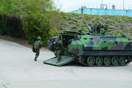 官兵進行偵巡任務演練。