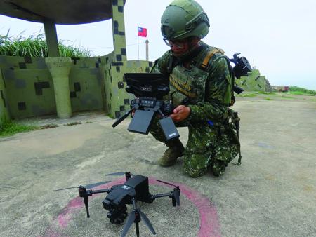 亮島官兵進行無人機操作。