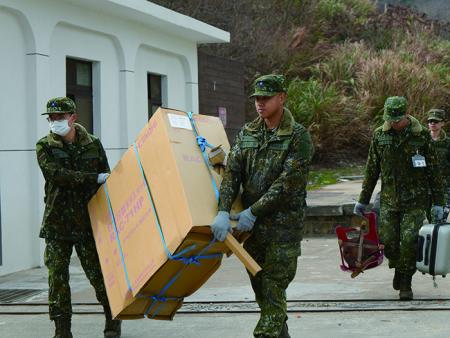 官兵協助大型廢棄物整理。