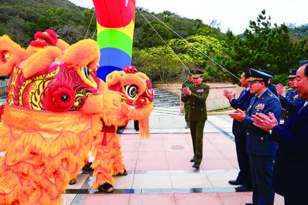 觀禮長官為舞獅演出喝彩。