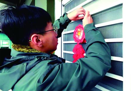 官兵針對生活區實施佈置。