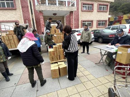 回饋縣民長期支持，今年春節家戶贈酒總價值破萬元！四款酒品合計20瓶，數量史上新高。（圖：鄭禮頤）