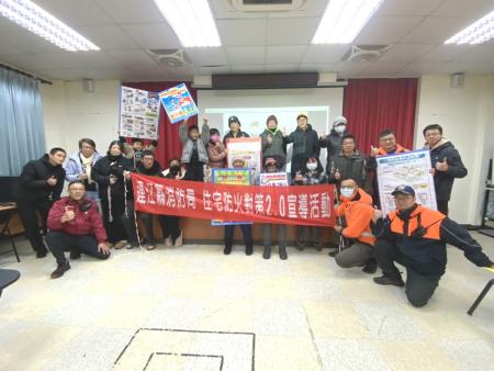 北竿消防分隊於坂里村辦理住宅防火對策2.0宣導，向民眾說明用電、瓦斯及逃生重點。（圖／文：鄭禮頤）