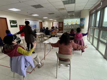 塘岐幸福巷弄站開辦首日，社區長者一早到場報到，在照顧服務員引導下進行健康促進活動。(圖/文鄭禮頤)