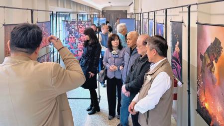 「慢漫看見引－Exploring Slowness and Romance in Dongyin」主題攝影展2日下午於基隆港西岸旅客服務中心2樓揭幕，讓旅客在候船期間即能透過影像感受東引島嶼風景與生活節奏。（圖：東引鄉公所）
