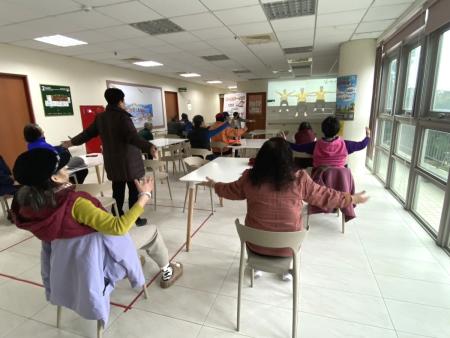 塘岐幸福巷弄站開辦首日，社區長者一早到場報到，在照顧服務員引導下進行健康促進活動。（圖／文：鄭禮頤）