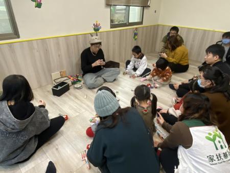 馬祖家扶中心透過積木共玩進行互動體驗，依不同年齡層調整陪玩方式，讓家長陪著孩子一同參與課程。（圖／文：鄭禮頤）