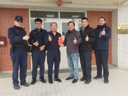 連江縣警察之友會理事長張永江及議員陳貽斌，3日偕同縣警局副局長邱紹雄、莒光鄉長陳樂禮，前往莒光警察所致贈春節加菜金，向堅守崗位的員警致上最誠摯敬意。（圖／文：宋幸儒）