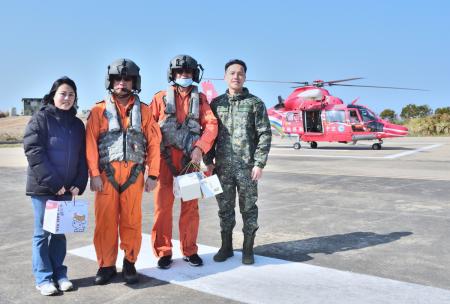內政部空中勤務總隊4日執行農曆年前最後一趟熟飛訓練。為感謝提升馬祖地區緊急醫療後送能量所付出的辛勞，每次直升機降落，鄉長林德建等人皆會在停機坪向機組人員致意，並送上熱咖啡與紀念品。（圖／文：陳其敏）