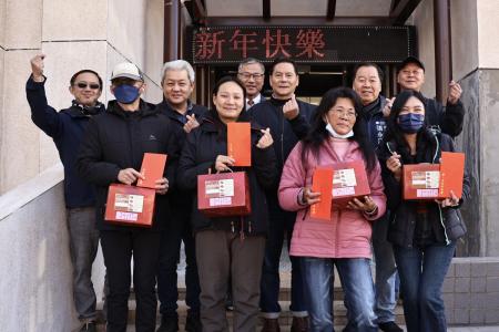 春節近，縣長王忠銘、議長張永江及南竿鄉長林志東等人將農曆年節慰問金、年菜贈予地方有需要的家庭，傳遞關懷與祝福。（圖／文：王致潔）