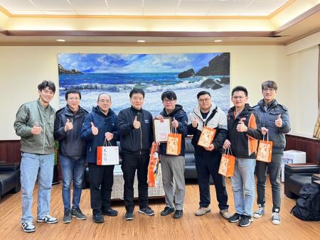 興大團隊再度來馬維修近80台農機　副縣長代表頒贈感謝狀