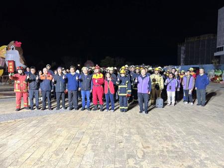 春節近，連江縣消防局整合民力團體舉辦「春節前聯合搶救演練」；代理秘書長陳明傑到場加油打氣，感謝大家守護馬祖鄉親平安。（圖：連江縣消防局）