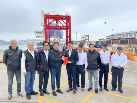 新臺馬輪歲修完成　搭載137人、90餘噸貨物抵馬　府會首長致贈春節加菜金