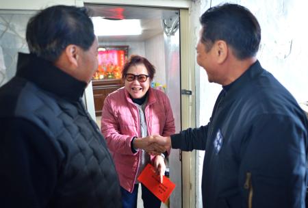 府會首長走訪東引　發放春節慰問金