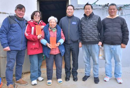 迎新年送祝福！王忠銘縣長、張永江議長等人逐戶拜訪東引鄉親，致贈春節慰問金並叮囑長輩注意保暖。（圖／文：陳其敏）
