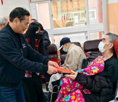 春節近，縣長王忠銘偕同代理秘書長陳明傑拜訪大同之家，親切問候每一位長者並致贈春節紅包，提前送上溫馨的年節祝福。（圖：大同之家）
