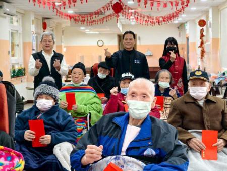 縣長王忠銘探訪大同之家長輩　送上春節紅包