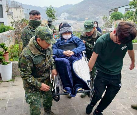 大同之家電梯故障　馬防部弟兄以人力護送輪椅長輩上下樓