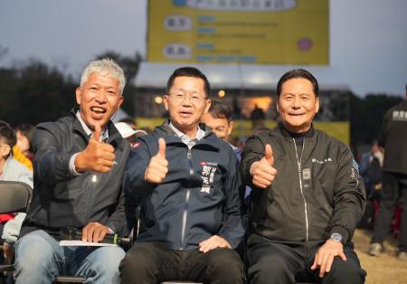 馬祖心情記事Ⅶ《拍楸》在衛武營感動登場，圖為縣長王忠銘與到場觀賞的高市府祕書長郭添貴（中）及紙風車劇團團長任建誠（左）合影。（圖：連江縣政府）