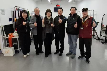 馬祖素人京劇演員昨首度以售票形式登上國家級劇場，縣長王忠銘、議長張永江赴後台探班，肯定演出展現馬祖藝文能量。（圖：縣府）