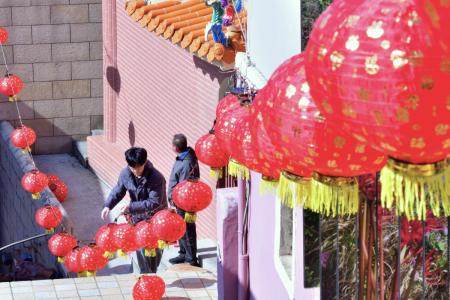 東引南澳「中路」老街，懸掛來自福州馬尾地區贈送的燈籠，為聚落街景增添喜氣與層次感。（圖／文：陳其敏）