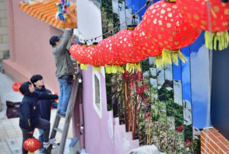 年味濃　東引中路老街展開燈籠佈置