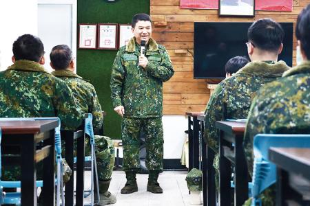 指揮官至各營區視導及座談。