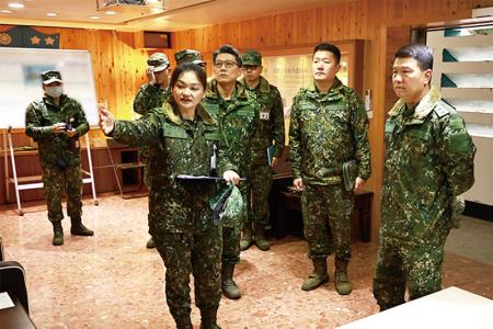 部隊主官向指揮官實施視導簡報。