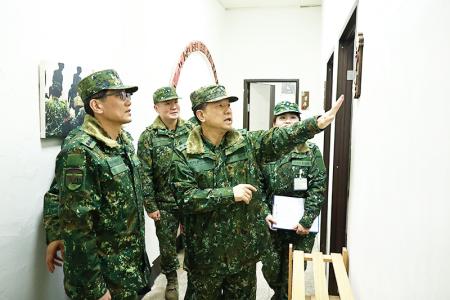 指揮官視導營區布置。