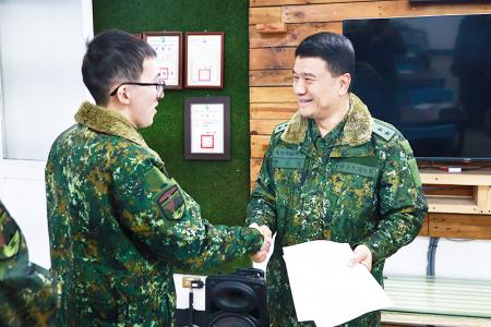 握手關懷官兵需求。