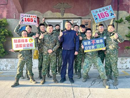 全體官兵與盧所長合影。