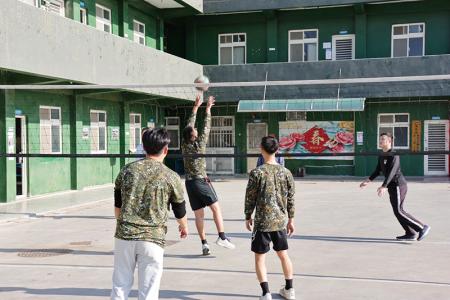 官兵投入排球活動，展現蓬勃朝氣。
