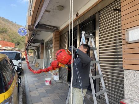 大紅燈籠高高掛　北竿街道展開年節布置