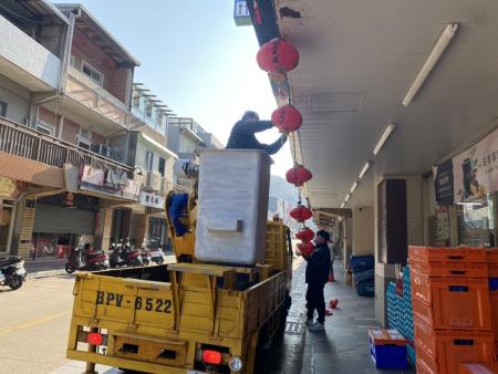 北竿街道陸續掛起紅燈籠，迎接農曆新年。（圖／文：鄭禮頤）