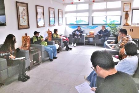 連江縣政府參議劉性謙昨（9）日到東引鄉公所舉行座談，與地方首長及民意代表就交通建設、生態保育等議題交換意見。（圖：東引鄉公所）