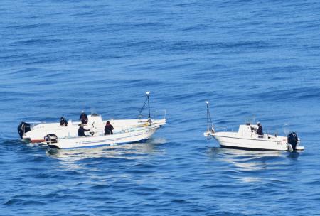 東引近年船釣風氣盛行，不少年輕世代投資新型動力小船；近來，已有動力小船進一步裝設「頂流機」，讓船隻可以精準維持在特定釣點位置，大幅減輕操作負擔。（圖／文：陳其敏）