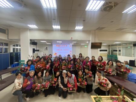 婦女會北竿迎春花藝課程　學員動手創作