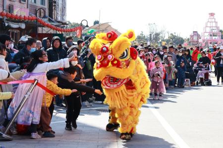 115年馬祖春節遊藝表演將由軍民共10支隊伍帶來熱力四射的精彩演出，邀請鄉親踴躍參與，共度歡樂新春。（圖：連江縣婦女會、馬防部）