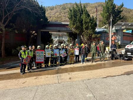 北竿消防、義消、警察及北高守備大隊於午沙電廠周邊實兵操演，強化重大設施防護與跨單位救災應變量能。（圖：北竿消防分隊／文：鄭禮頤）